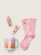 Cargar imagen en el visor de la galería, .WARM & COZY MUG GIFTSET WITH COZY SOCKS