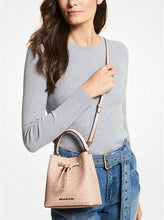 Cargar imagen en el visor de la galería, SURI SMALL LOGO CROSSBODY BAG