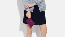 Cargar imagen en el visor de la galería, WRISTLET CORNER ONE ZIP
