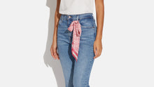 Cargar imagen en el visor de la galería, SIGNATURE PRINT SILK SKINNY SCARF

