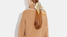 Cargar imagen en el visor de la galería, SIGNATURE CHICK PRINT SILK SKINNY SCARF
